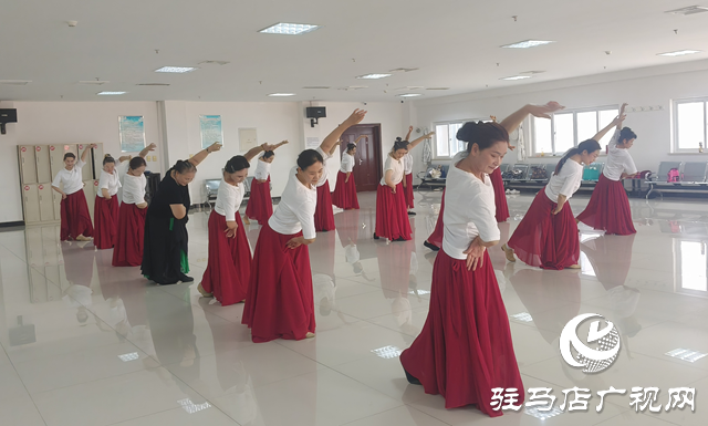 歲月不阻追夢(mèng)心！這群退休老太以舞書(shū)寫(xiě)“夕陽(yáng)傳奇”