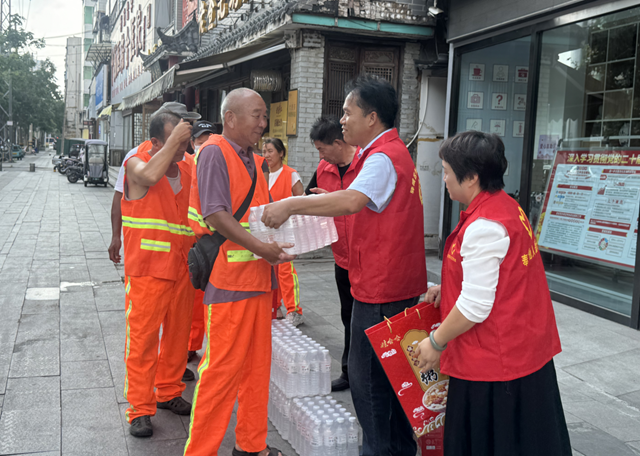 驛城區(qū)身邊好人協(xié)會(huì)開展“酷暑送清涼”文明實(shí)踐活動(dòng)
