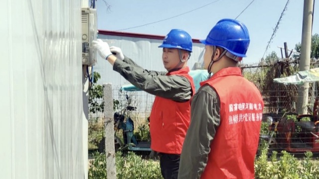 國網(wǎng)西平縣供電公司：精準(zhǔn)施策抗旱保電 筑牢農(nóng)田“電力防線”