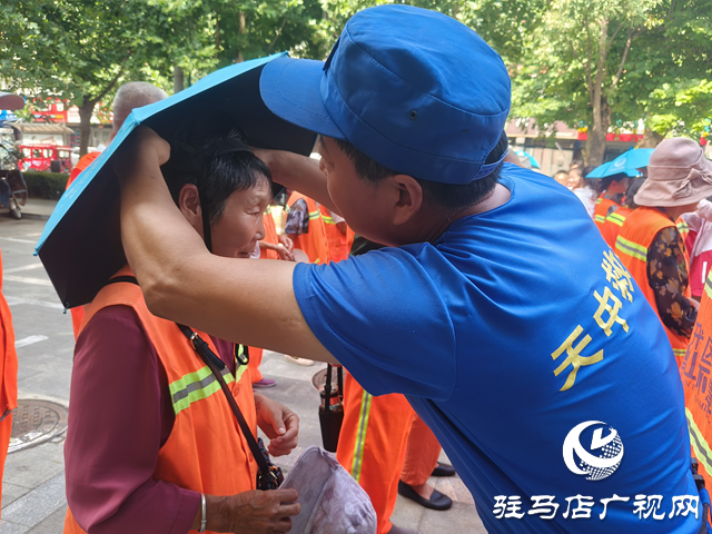 “為環(huán)衛(wèi)工撐起愛心傘”全國百城公益行動走進經(jīng)濟開發(fā)區(qū)