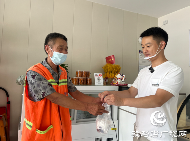 愛心商家為環(huán)衛(wèi)工人送清補(bǔ)涼 致敬高溫下的“城市美容師”