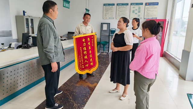 國網(wǎng)新蔡縣供電公司：供電服務暖人心，村委致謝送錦旗  
