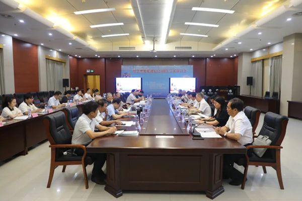 黃淮學(xué)院舉辦紀(jì)念樊粹庭誕辰120周年學(xué)術(shù)研討會  通訊員朱鴻飛趙歌平朱施霖 黃玲莉郭永勤  樊粹庭（1905-1966），河南遂平人，是中國現(xiàn)代豫劇的奠基人、改革家、教育家和豫劇作家，被譽為“現(xiàn)代豫劇之父”。樊粹庭在傳統(tǒng)豫劇的基礎(chǔ)上，吸收京劇、話劇等藝術(shù)形式的優(yōu)點，對豫劇的劇本、表演、音樂、舞美等進(jìn)行全面改革，使其更符合現(xiàn)代觀眾的審美需求。同時，樊粹庭重視戲曲教育，致力于培養(yǎng)新一代豫劇演員，為豫劇的傳承奠定了堅實基礎(chǔ)。他還創(chuàng)作了《凌云志》《義烈風(fēng)》《三拂袖》等大量經(jīng)典豫劇作品。  7月26日上午，正值第十一屆黃河戲劇節(jié)即將在駐馬店舉行之際，黃淮學(xué)院舉辦了“紀(jì)念樊粹庭誕辰120周年學(xué)術(shù)研討會”。本次研討會由黃淮學(xué)院文化傳媒學(xué)院、天中書院及天中文化研究院聯(lián)合承辦，來自中山大學(xué)、中國戲曲學(xué)院、河南大學(xué)等高等院校和河南省文化藝術(shù)研究院、駐馬店市樊粹庭豫劇文化促進(jìn)會的專家學(xué)者、文化傳媒學(xué)院部分青年博士以及信陽師范大學(xué)的部分研究生參加了本次研討會。  黃淮學(xué)院黨委副書記、工會主席曹忠義教授致歡迎辭。  駐馬店市樊粹庭豫劇文化促進(jìn)會名譽會長張德軒通報了駐馬店樊粹庭豫劇文化促進(jìn)會的工作情況及主要成果。  在主旨發(fā)言環(huán)節(jié)，中山大學(xué)康保成教授回顧了自己深受樊粹庭創(chuàng)作觸動、投身樊粹庭研究的經(jīng)歷，介紹了樊粹庭研究的新資料，分享了關(guān)于現(xiàn)代戲曲改革的思考；河南大學(xué)張大新教授以《論樊粹庭對中國近現(xiàn)代戲劇變革的獨特貢獻(xiàn)》為題，從四個方面全面介紹了樊粹庭戲劇改革的理念和實踐，分析了樊戲的進(jìn)步思想和人文內(nèi)涵，充分肯定了樊粹庭在中國近百年戲劇改革中的重要地位；中國戲曲學(xué)院謝柏樑教授從樊粹庭的歷史定位、對后世劇作家的啟示等角度討論了樊粹庭在中國戲劇文化史上的意義。    在交流研討環(huán)節(jié)，來自河南大學(xué)、河南省文化藝術(shù)研究院、駐馬店樊粹庭豫劇文化促進(jìn)會的十余位參會代表圍繞樊粹庭的藝術(shù)思想、豫劇的創(chuàng)新發(fā)展等話題進(jìn)行了熱烈討論，高度評價了愛國主義劇作家樊粹庭的一生，深入探討了樊粹庭的戲曲改革理論?，F(xiàn)場討論氛圍熱烈，各位參會代表在交流中碰撞出智慧的火花。  此次研討會的舉辦，不僅為豫劇文化研究領(lǐng)域的專家學(xué)者搭建了高效交流平臺，也為樊粹庭藝術(shù)思想的深度挖掘與系統(tǒng)闡釋開辟了新路徑，為豫劇這一國家級非物質(zhì)文化遺產(chǎn)在當(dāng)代的創(chuàng)造性轉(zhuǎn)化、創(chuàng)新性發(fā)展注入了學(xué)術(shù)動能。