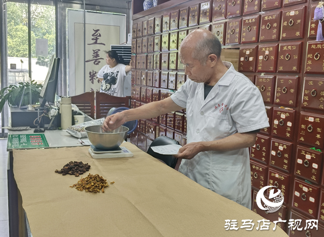 高溫下的清涼守護：愛心中醫(yī)館為戶外工作者免費供應酸梅湯