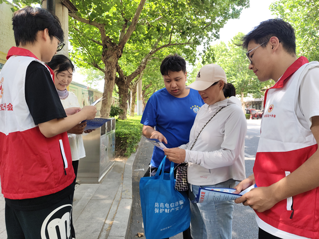 駐馬店天中救援隊(duì)：街頭送“防詐錦囊” 筑牢反詐“防火墻”