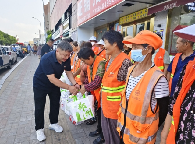 夏日送清涼！河南好人劉洪濤慰問(wèn)一線環(huán)衛(wèi)工人