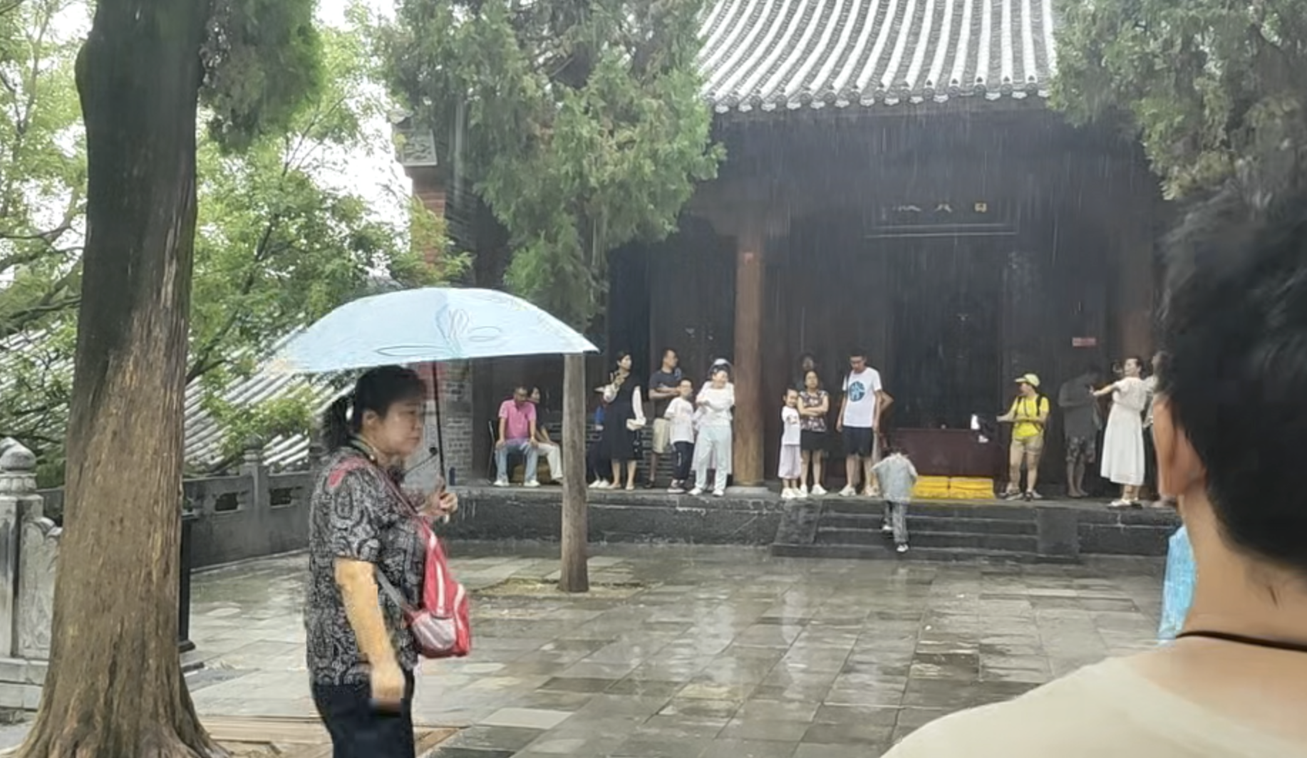多名游客還原“風(fēng)雨少林”：僧人主動(dòng)邀請(qǐng)進(jìn)殿躲雨