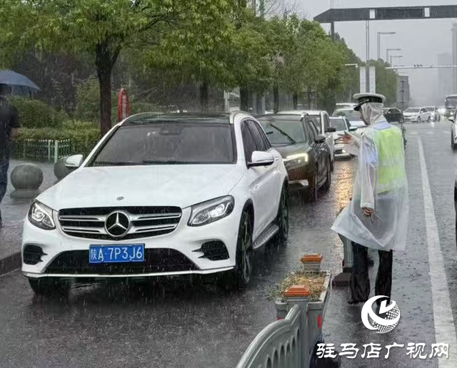 風雨中的熒光綠：示范區(qū)交警冒雨守護市民平安出行