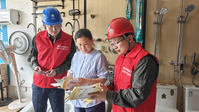 國網(wǎng)上蔡縣供電公司：安全用電進(jìn)商戶 護(hù)航經(jīng)營(yíng)“安心線”