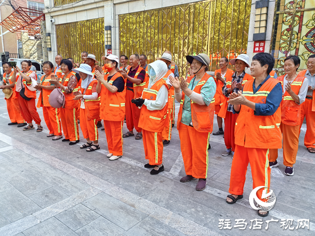 駐馬店經(jīng)濟開發(fā)區(qū)天中救援隊開展為環(huán)衛(wèi)工人捐贈活動