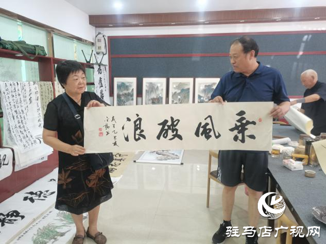 筆墨寄情賀金榜 丹青妙筆贈(zèng)學(xué)子