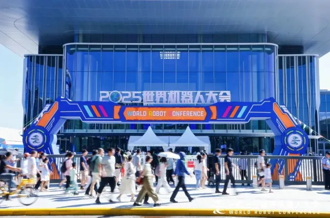 駐馬店實(shí)驗(yàn)小學(xué)代表隊(duì)從世界機(jī)器人大賽載譽(yù)歸來(lái)