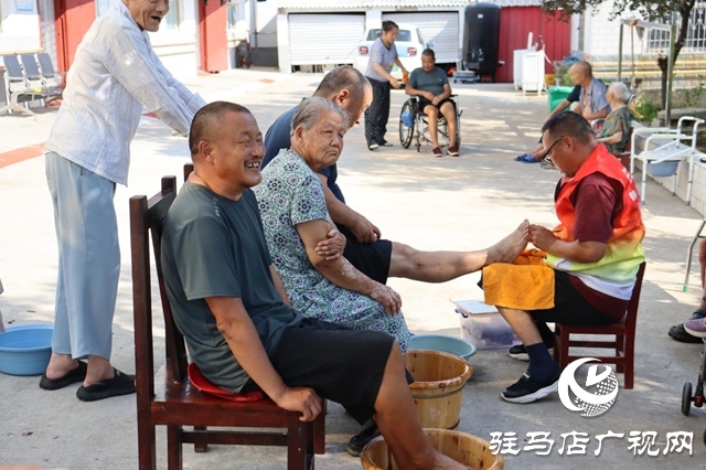 驛城區(qū)香山街道：“情暖夕陽紅 黨員在行動”志愿服務(wù)點亮老人幸福生活
