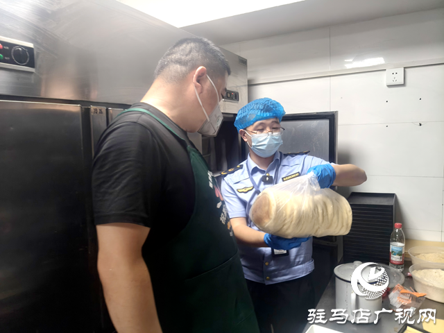 駐馬店市市場監(jiān)督管理局開發(fā)區(qū)分局突擊檢查夜市食品安全 守護(hù)市民“舌尖安全”