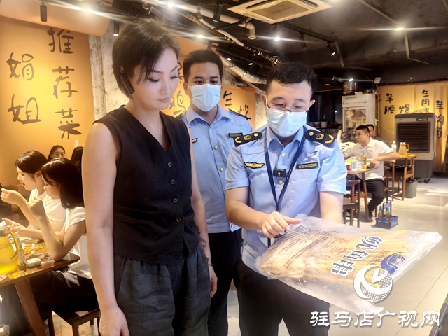 駐馬店市市場監(jiān)督管理局開發(fā)區(qū)分局突擊檢查夜市食品安全 守護(hù)市民“舌尖安全”