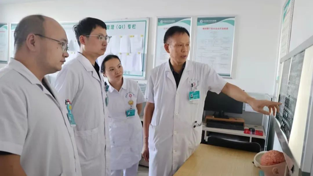  駐馬店市中心醫(yī)院：60歲大爺頭疼數(shù)十年，醫(yī)生竟從他腦袋里取出“活蟲”！