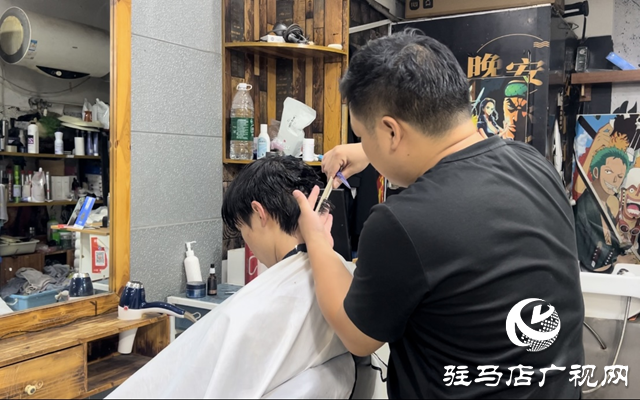 開學(xué)臨近“理發(fā)熱” 學(xué)生扎堆換發(fā)型