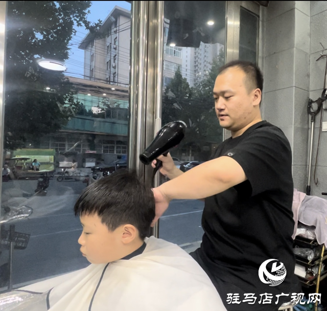 開學(xué)臨近“理發(fā)熱” 學(xué)生扎堆換發(fā)型