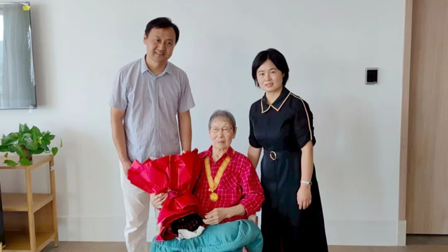 駐馬店市中心醫(yī)院赴青島慰問醫(yī)院離休干部、抗戰(zhàn)老戰(zhàn)士楊冠秀同志并頒發(fā)“中國人民抗日戰(zhàn)爭勝利80周年”紀念章