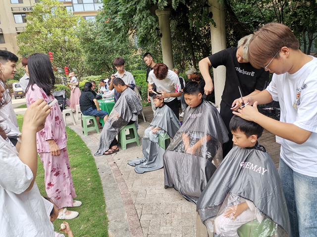 駐馬店經(jīng)濟(jì)開(kāi)發(fā)區(qū)翟莊居委會(huì)攜手百合春天物業(yè)開(kāi)展“暖心開(kāi)學(xué)季”活動(dòng)