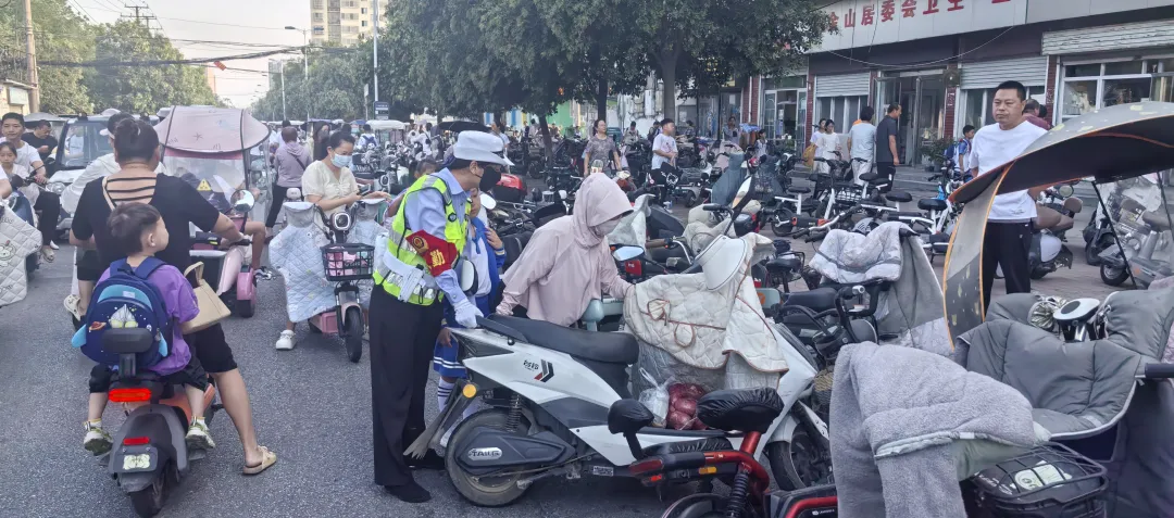 遂平縣交警全力護航開學(xué)季