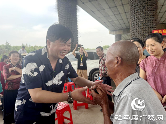 黃河戲劇節(jié)“送戲到身邊”：戲曲名家走進社區(qū) 經(jīng)典唱段回蕩街頭