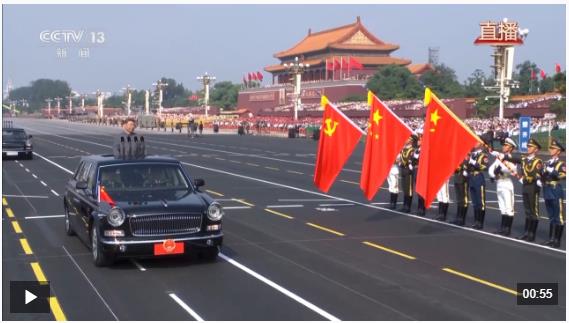 習(xí)近平以注目禮向黨旗、國旗、軍旗莊嚴(yán)致敬