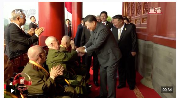 致敬英雄！習近平與天安門城樓觀禮席的抗戰(zhàn)老兵親切握手
