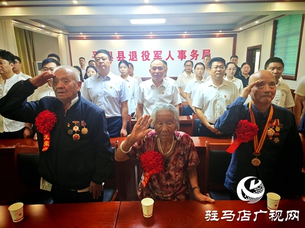 平輿縣退役軍人事務(wù)局邀請(qǐng)三位九旬抗戰(zhàn)老兵共同收看抗戰(zhàn)勝利80周年閱兵式直播