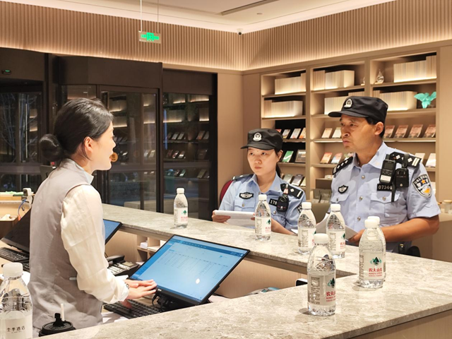 駐馬店市公安局示范區(qū)分局對(duì)轄區(qū)重點(diǎn)行業(yè)場(chǎng)所開(kāi)展安全檢查