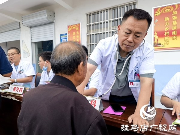 平輿縣中心醫(yī)院開展“健康天中行·大醫(yī)獻愛心”走進鄉(xiāng)村大型宣傳義診活動