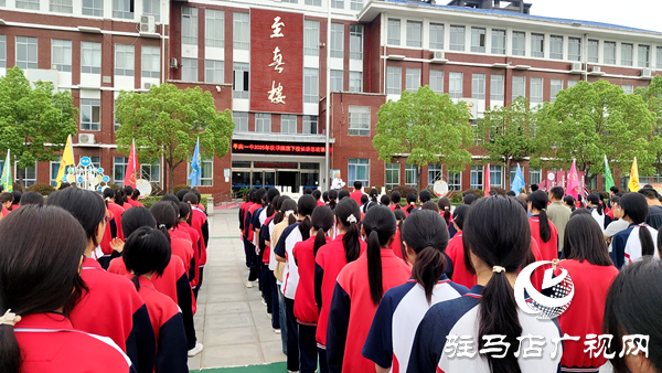 平輿縣第一初級(jí)中學(xué)舉行紀(jì)念抗戰(zhàn)勝利80周年閱兵觀禮后秋季國旗下校長講思政課