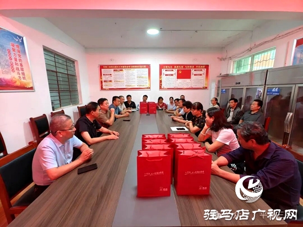 平輿縣教育局、古槐中心學校赴平輿三中開展教師節(jié)慰問活動