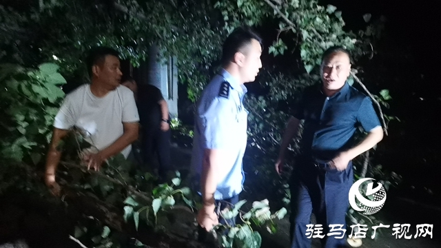  暴雨夜的守護(hù)：干群攜手“暖心”疏通出行路