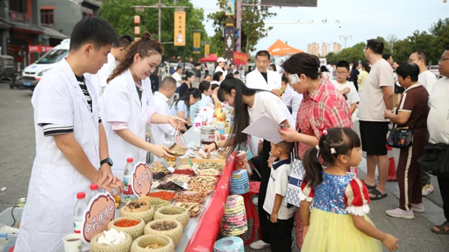  駐馬店市第一人民醫(yī)院開展中醫(yī)藥文化夜市義診活動