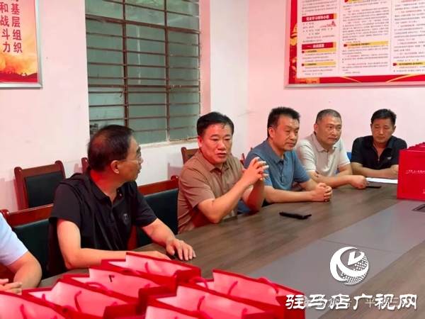 平輿縣教育局、古槐中心學校赴平輿三中開展教師節(jié)慰問活動