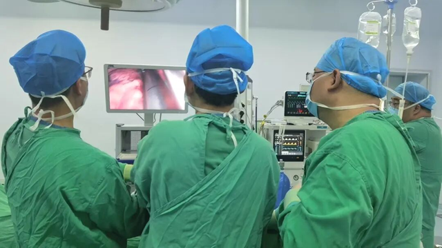 駐馬店市中心醫(yī)院：戀愛(ài)不敢牽手，考試洇透試卷，駐馬店市23歲小伙的難言之隱