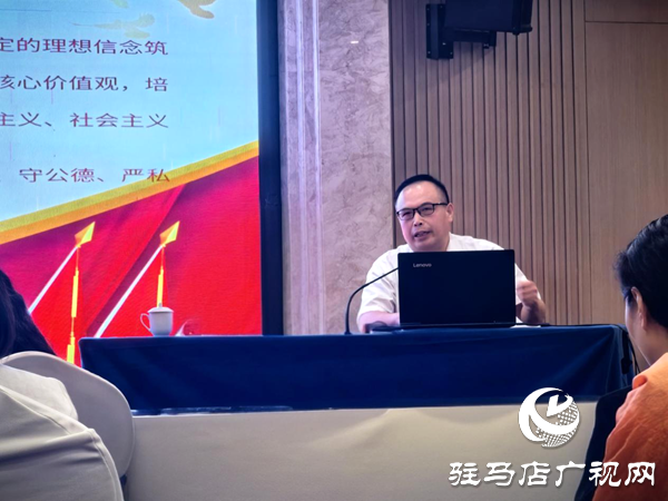 平輿縣精神文明建設(shè)促進(jìn)中心主任趙運(yùn)領(lǐng)在駐馬店市2025年社科普及基層宣講員示范宣講活動(dòng)上進(jìn)行示范宣講  