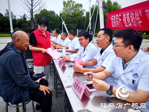  “醫(yī)路同行 健康相伴”——平輿縣人民醫(yī)院專家團(tuán)義診活動(dòng)走進(jìn)輿西湖公園