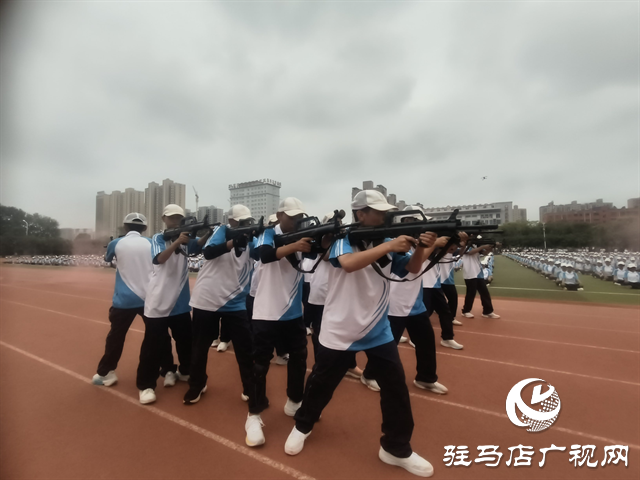  駐馬店市實驗中學(xué)2025級新生拓展訓(xùn)練暨國防教育匯報表演舉行