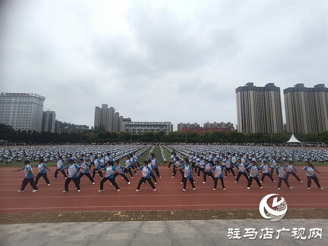 駐馬店市實驗中學(xué)2025級新生拓展訓(xùn)練暨國防教育匯報表演舉行