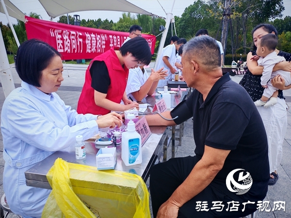  “醫(yī)路同行 健康相伴”——平輿縣人民醫(yī)院專家團(tuán)義診活動(dòng)走進(jìn)輿西湖公園