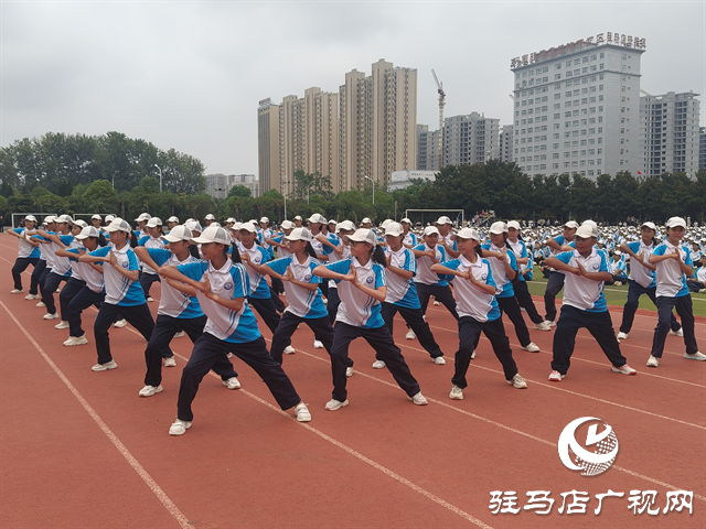  駐馬店市實驗中學(xué)2025級新生拓展訓(xùn)練暨國防教育匯報表演舉行