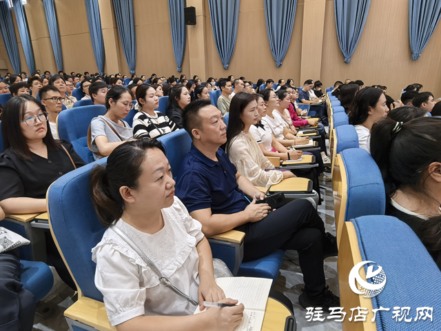  駐馬店經(jīng)濟開發(fā)區(qū)金雀路小學(xué)召開“萌芽向光?家校共赴”一年級家長會