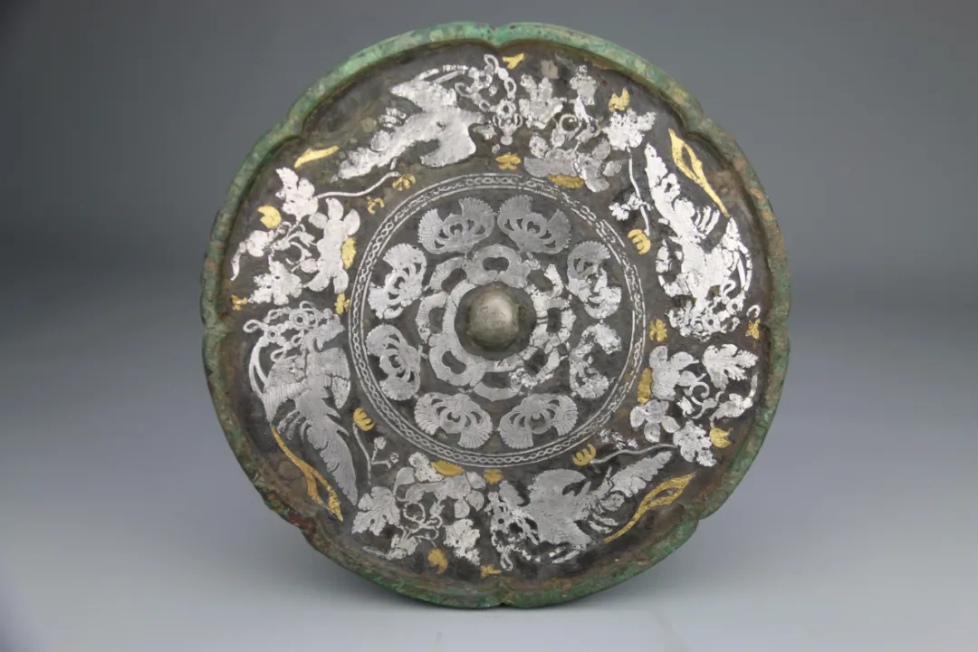 文博日歷丨唐代銅鏡上的“三人行，必有我?guī)煛? /></p>
<p style=