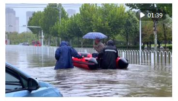 河南許昌：暴雨中的暖心守護 消防員為患者開辟“安全通道”
