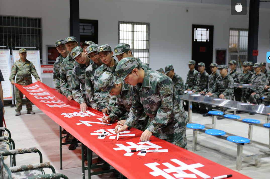 正陽法院聯(lián)手檢察院開展“送法進(jìn)軍營”活動 助力新兵筑牢法治之基
