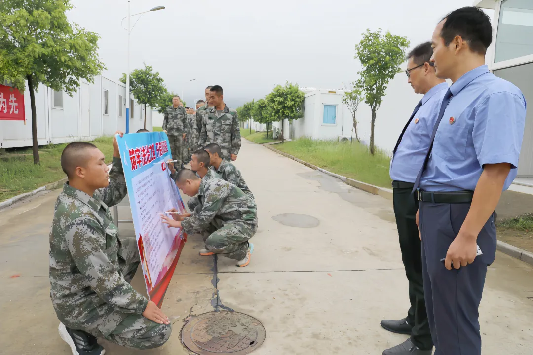 ?駐馬店市檢察院+驛城區(qū)檢察院：赴軍營(yíng)開(kāi)展新兵法治宣講