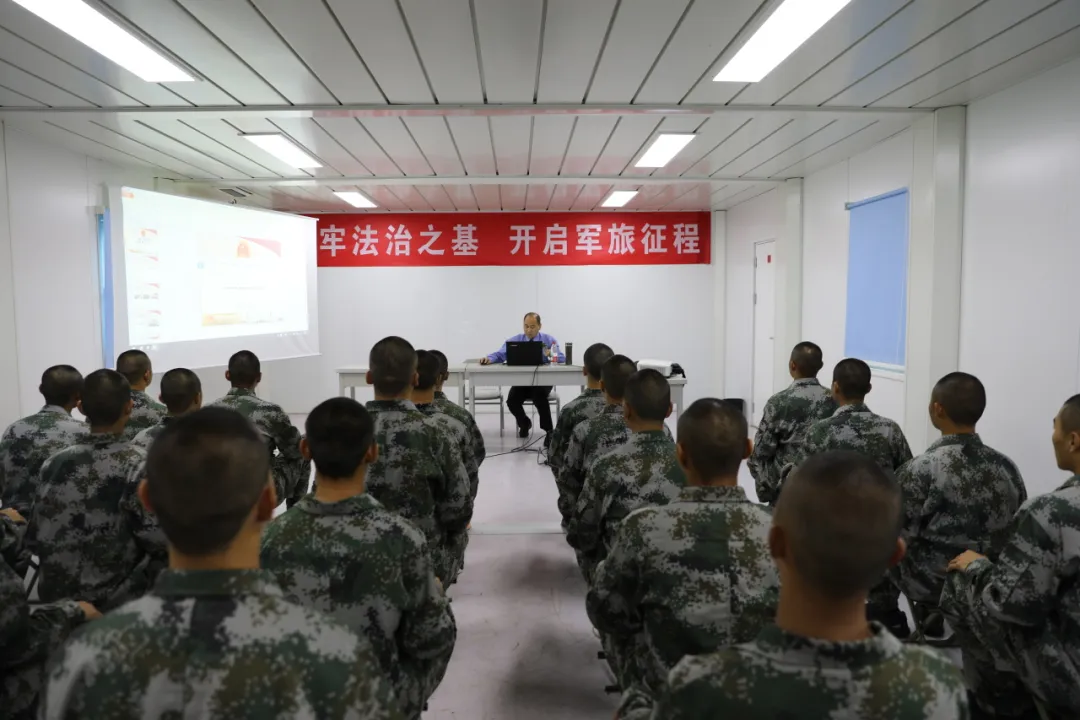 ?駐馬店市檢察院+驛城區(qū)檢察院：赴軍營(yíng)開(kāi)展新兵法治宣講