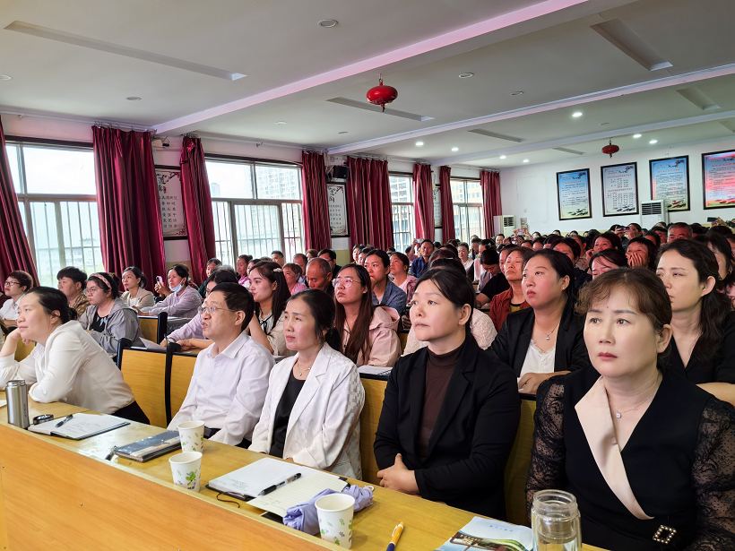  您好，一年級！家長，家長，預(yù)備起！——駐馬店市第十一小學(xué)舉行一年級新生家長講座